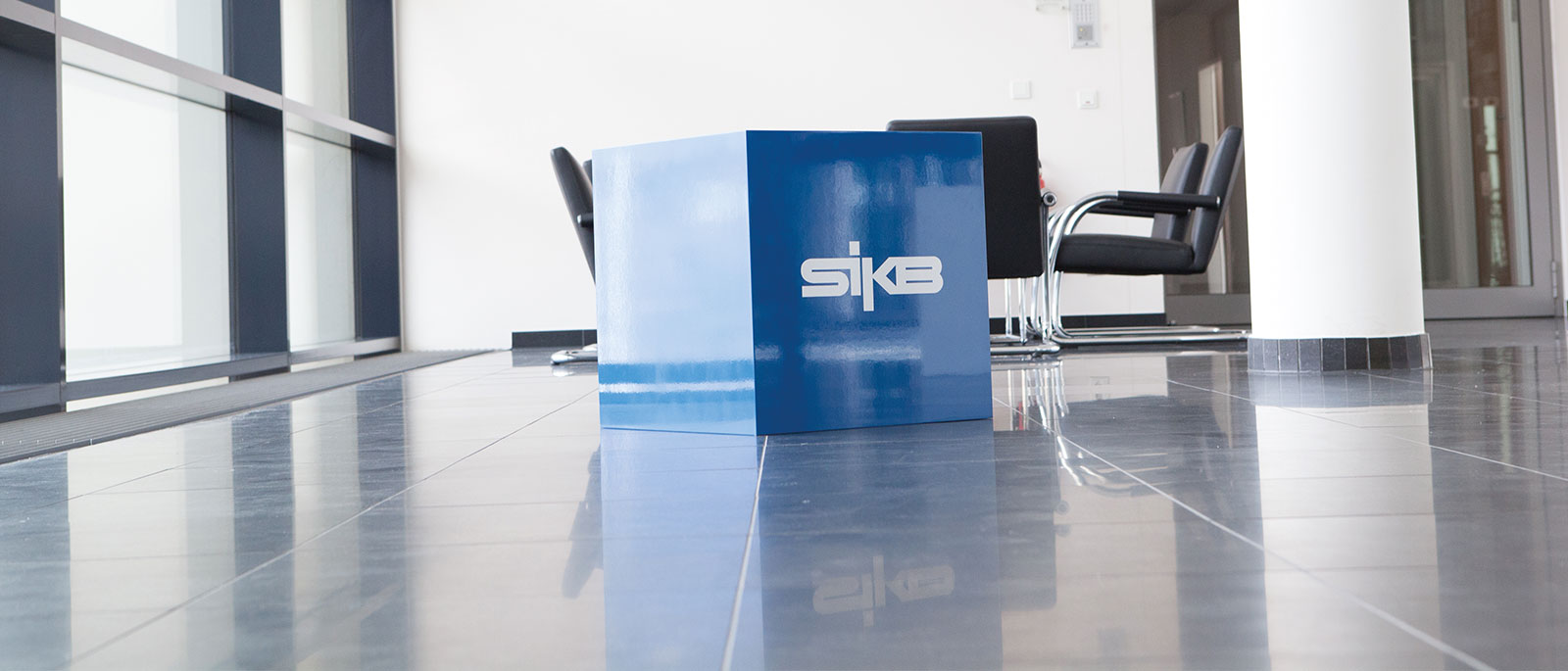 Würfel mit SIKB Logo im Gebäude
